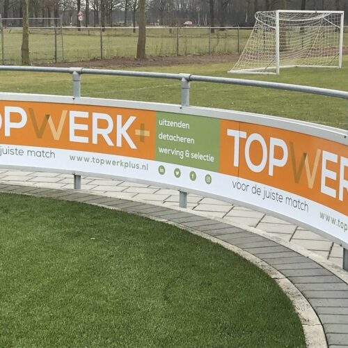 Reclame-ophangsysteem Pro 104 Dankzij het slimme ontwerp met een hogere bovenrail kunnen reclameborden eenvoudig en snel geplaatst en verwijderd worden – zonder gereedschap.